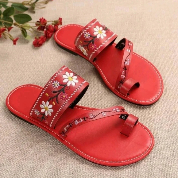 New red fashionable sandals with embroidery. - Picture 5 of 7